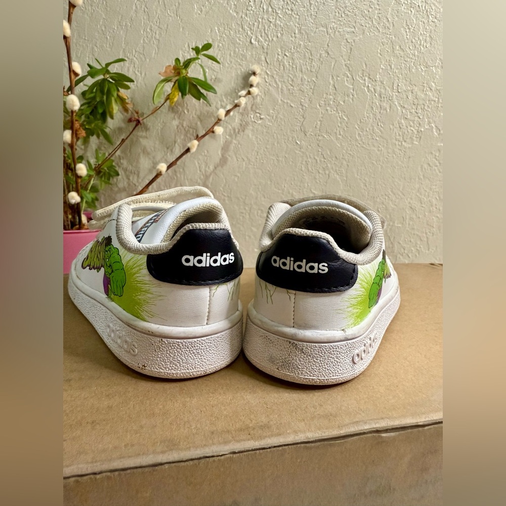 Limited Edition Marvel Series Adidas Shoes for toddler - Picture 4 of 5